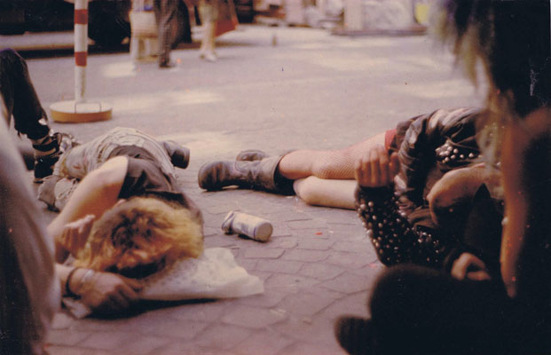 punks in der ibk altstadt - 1986-08-08