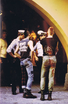 punks in der ibk altstadt - 1986-08-08