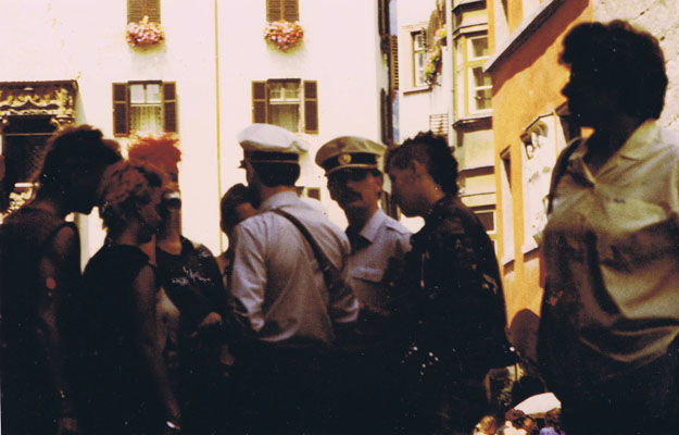 punks in der ibk altstadt - 1986-08-08