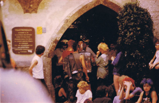 punks in der ibk altstadt - 1986-08-08