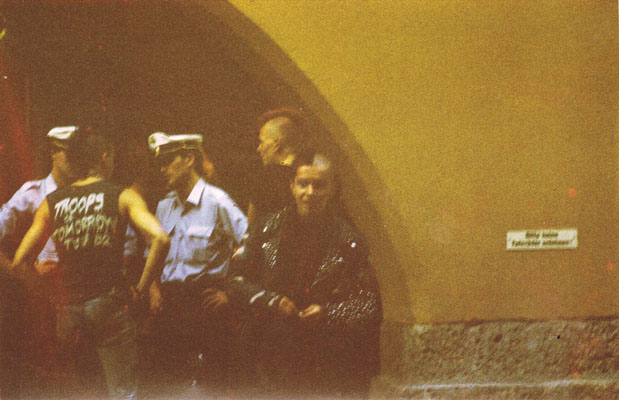 punks in der ibk altstadt - 1986-08-08