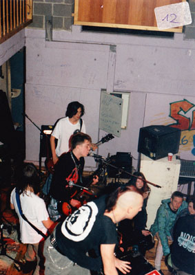 1995-12-02-z6-NiceCarCrash+RostigeSargnegl-1